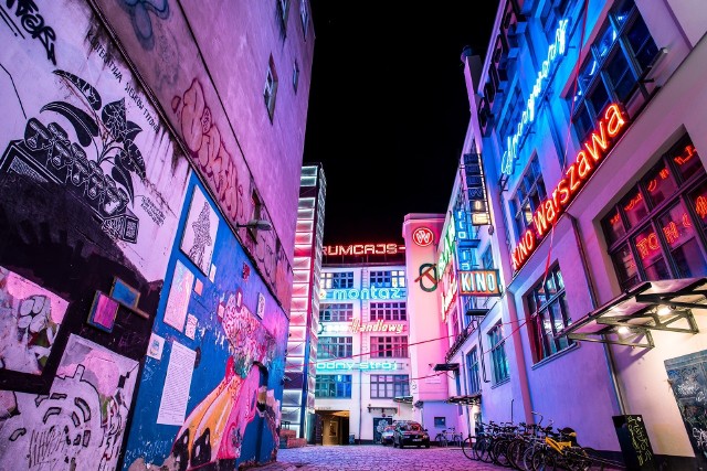 W Neon Side można obejrzeć wspaniale zachowane historyczne neony, które kiedyś zdobiły ulice i kluby polskich miast. Za wstęp do klubu trzeba zapłacić, ale oglądanie wystawy neonów na podwórzu Neon Side jest bezpłatne.