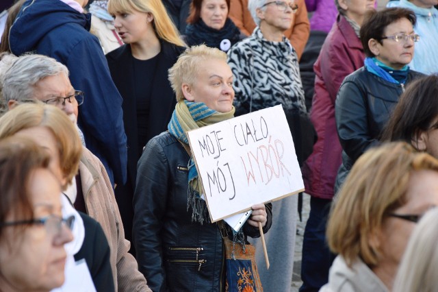 We wtorek, 3 października, w wielu miastach o swoje prawa dopominały się kobiety. O godz. 17.00 zorganizowały akcje zbierania podpisów i protesty.- Spotykamy się dziś pod hasłem „Ratujmy kobiety” – mówiła wczoraj podczas akcji na placu Bohaterów w Zielonej Górze  Anita Kucharska-Dziedzic ze stowarzyszenia Baba. Panie - i nie tylko one - po raz kolejny spotkały się, by wyrazić swoją soliadrność  i podpisać się pod projektem „Ratujmy kobiety”. Nie zgadzają się ze zmianami w polityce społecznej, jakie planuje rząd. Na plac przyszło kilkadziesiąt osób. Niektórzy trzymali transparenty m.in. Moje ciało - mój wybór. - Polska zmierza w kierunku państw, gdzie nie szanuje się kobiet - mówiła A. Kucharska-Dziedzic. - To, że toczy się teraz dyskusja na nasz temat, to że się chce  rząd wycofać z konwencji antyprzemocowej, to że chce się zabronić samorządom dofinansowywania in-vitro, to są sytuacje, które nas czekają. Te rzeczy nam nie grożą, one się dzieją. Przeczytaj również: Nobel 2017. Swój udział ma profesor z UZ [WIDEO]Magazyn informacyjny w GL TV