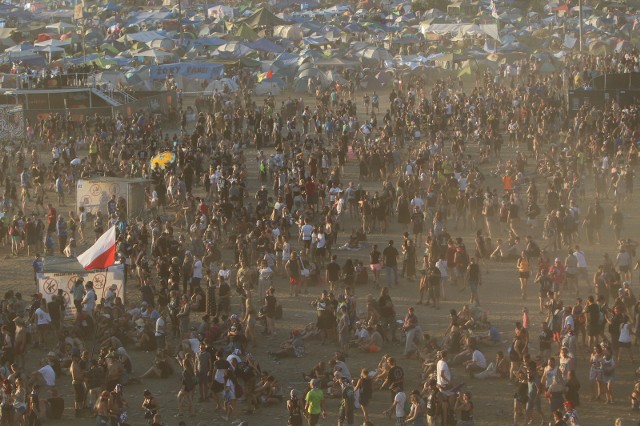 Wielki, diabelski młyn allegro to już stały punkt polandrockowego krajobrazu. Drugiego dnia festiwalu wjechaliśmy na samą górę, żeby pokazać Wam jak wygląda teren festiwalu z lotu ptaka. Zobaczcie! To robi ogromne wrażenie!Jurek Owsiak szacuje, że na terenie PolAndRock Festivalu 2018 jest już kilkaset tysięcy osób. Z góry cały ten tłum wygląda niezwykle malowniczo. Ludzie są mali jak mrówki, dokładnie widać miejsca, gdzie są rozbite pola namiotowe, gdzie spacerują woodstockowicze i gdzie są poszczególne strefy, takie jak np. gastronomia. Zobaczcie sami!Wszystkie informacje o PolAndRock Festivalu 2018 (Przystanku Woodstock 2018) w Kostrzynie nad Odrą:  PolAndRock festival (Przystanek Woodstock 2018): koncerty, zdjęcia, filmy, informacje  PolAndRock Festival. Zobacz nasz serwis specjalny: 