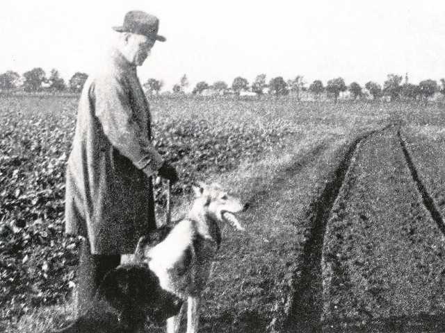 Generał Władysław Sikorski na spacerze z psem. To zdjęcie wykonano w Parchaniu w 1936 roku.
