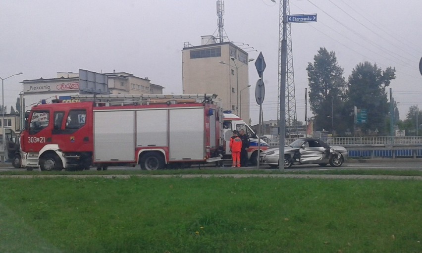 Katowice: groźny wypadek samochodowy na skrzyżowaniu Chorzowskiej i Goeppert-Mayer [ZDJĘCIA]