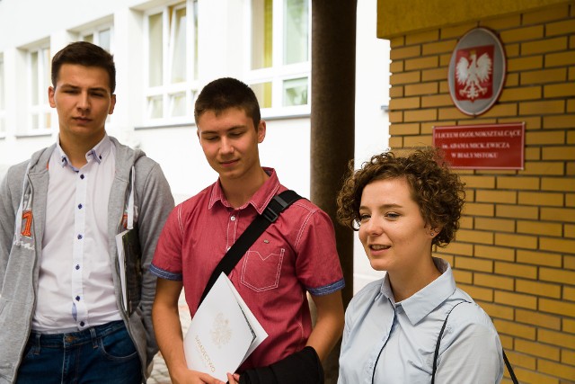 Absolwenci I LO w Białymstoku (od lewej): Rafał Dębkowski, Marek Lewocz i Wioleta Dzieniszewska są zadowoleni z matury