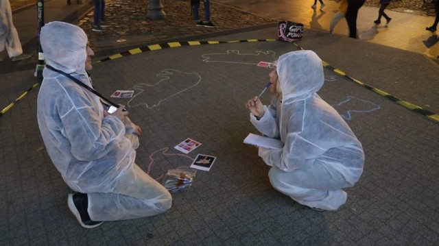 W poznańskiej akcji aktywiści z Viva! zainscenizowali symboliczne miejsce zbrodni, w której ofiarami są zwierzęta zabijane na potrzeby przemysłu spożywczego.Zobacz zdjęcia z tego nietypowego happeningu --->>>