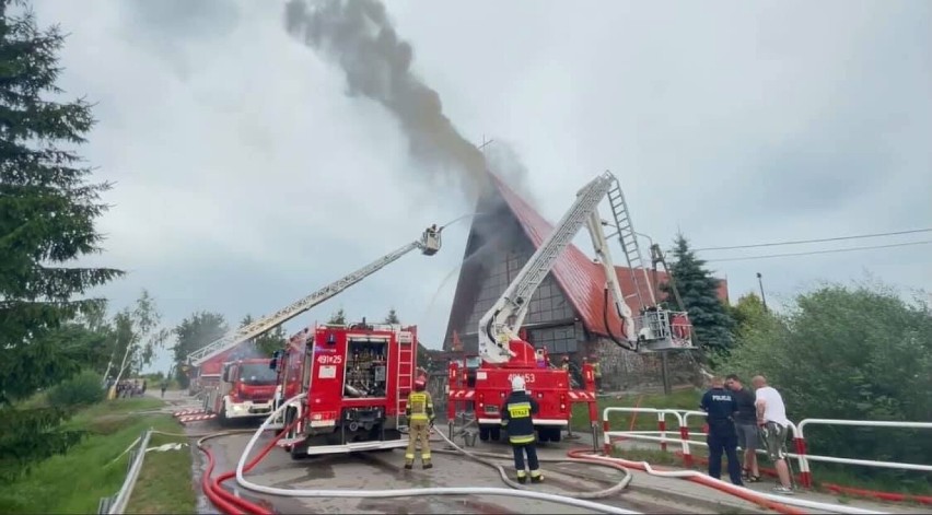 Pożar kościoła w Kępkach w powiecie nowodworskim 1.07.2021. Na miejscu pracowało 21  zastępów straży pożarnej