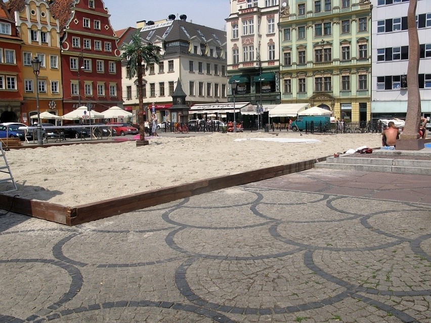 Wrocław: 180 ton piasku na placu Solnym. Powstaje plaża (ZDJĘCIA)