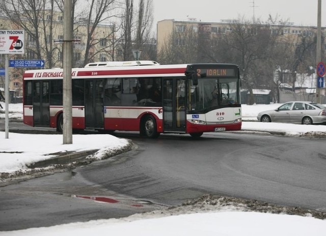 Większość kierowców autobusów skręca w lewo z prawego pasa ruchu.