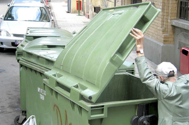 Szpecące starówkę tradycyjne kontenery na śmieci stopniowo są zastępowane przez podziemne zbiorniki