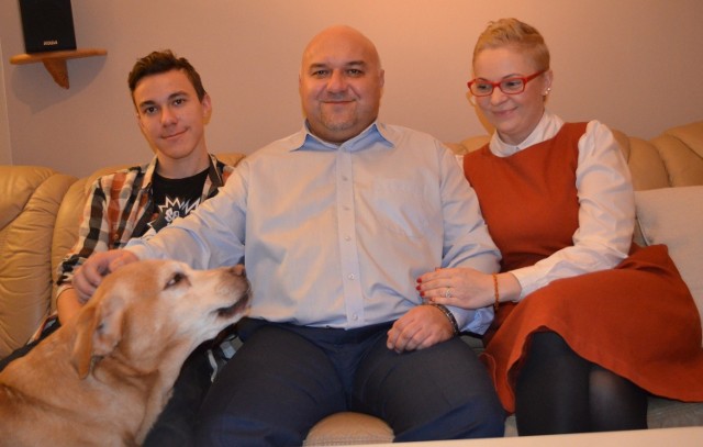 Starosta Jarosław Dudkowiak z żoną Sylwią i synem Dominikiem oraz ukochanym psem Uno