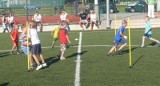 Zabawa w futbol ze znanymi piłkarzami - tak działa szkółka piłkarska dla dzieci w Ostrowcu