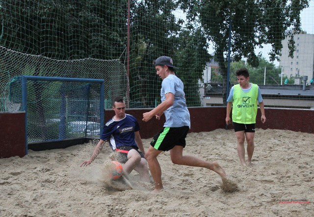 Na Basenie Letnim na Szczecińskiej trwa Liga Plażowych Trójek piłkarskich. Jak na razie główny faworyt, Trofex idzie jak burza. Pierwszego gola z w rozgrywkach zdobył Adrian Sroka (Gokarty Kielce).