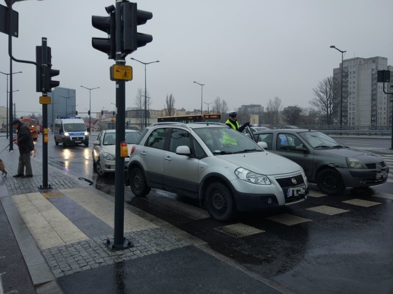 Uwaga na marznący deszcz! Bardzo śliskie drogi i chodniki. Przy dworcu Fabrycznym zderzyły się 24 samochody!