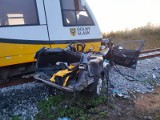 Śmiertelny wypadek na przejeździe kolejowym pod Wrocławiem. Ford wjechał pod nadjeżdżający pociąg. Kierowca zginął na miejscu