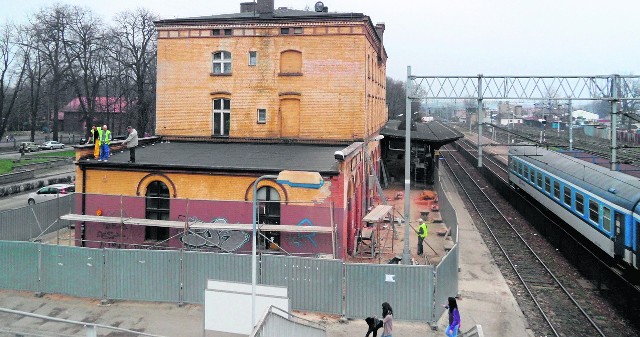 Dworzec PKP w Pszczynie jest w remoncieNieczynna jest poczekalnia i kasa biletowa w budynku dworca, który przechodzi gruntowny remont. Jeśli więc przyjedziecie do Pszczyny pociągiem, wysiądziecie na dworcu tymczasowym w kontenerze obok Dworca PKP. Wciąż też nie ma tutaj porządnych toalet, zamiast których stoją kabiny przenośne.