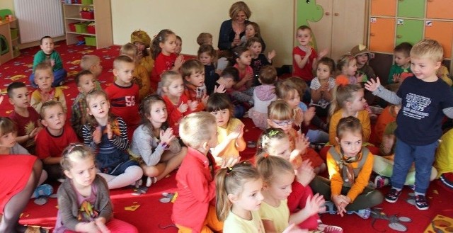 W nagrodę dzieci otrzymały kolorowanki na temat jesieni.