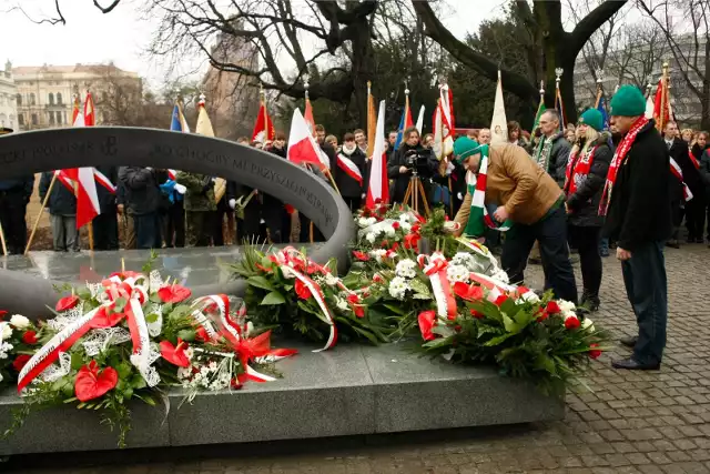 Dzień żołnierzy wyklętych pod pomnikiem Witolda Pileckiego