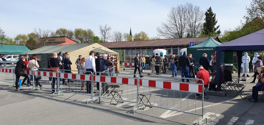 Czesi badają przesiewowo populację, a sąd kwestionuje legalność ograniczeń