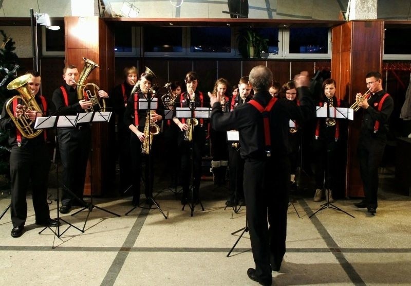W Dobrodzieniu trąbiła orkiestra dęta z Szemrowic.