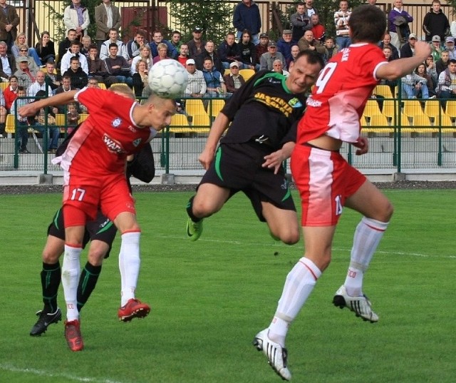 Piłkarze Siarki Tarnobrzeg (w środku Tomasz Walat) odnieśli pierwsze w tym sezonie i od razu efektowne zwycięstwo, gromiąc na własnym boisku Orlęta Radzyń Podlaski aż 5:1