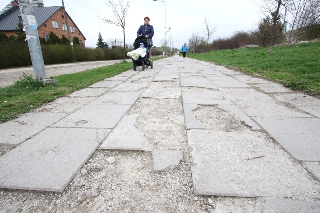 Chodnik przy ulicy Kazimierza Wielkiego prowadzący do punktu widokowego w rezerwacie Ślichowice jest w opłakanym stanie.