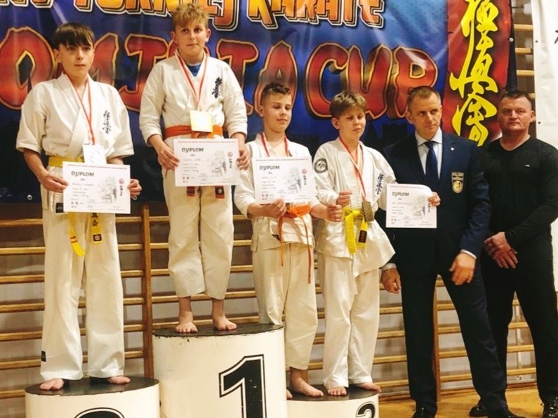 Świetne występy młodych zawodników Klubu Karate Shiro na turnieju w Sandomierzu. Zobacz zdjęcia 
