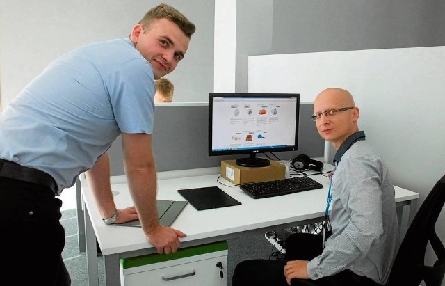 Radosław Kozioł (z lewej) szukał pracy przez pół roku. Grzegorz Wolak nie chciał dojeżdżać do pracy w Krakowie. Teraz obaj są zadowoleni z zatrudnienia przez informatycznego giganta