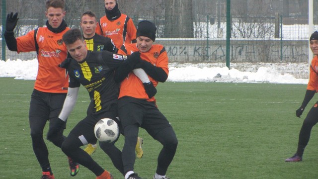 Piłkarze Siarki Tarnobrzeg (w czarnych strojach) piątkowy i sobotni sparing rozegrają na trawiastym boisku na Zwierzyńcu w Tarnobrzegu.