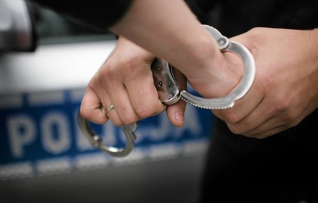 Kozieniccy policjanci zatrzymali w czwartek 35-latka, który był poszukiwany listem gończym.