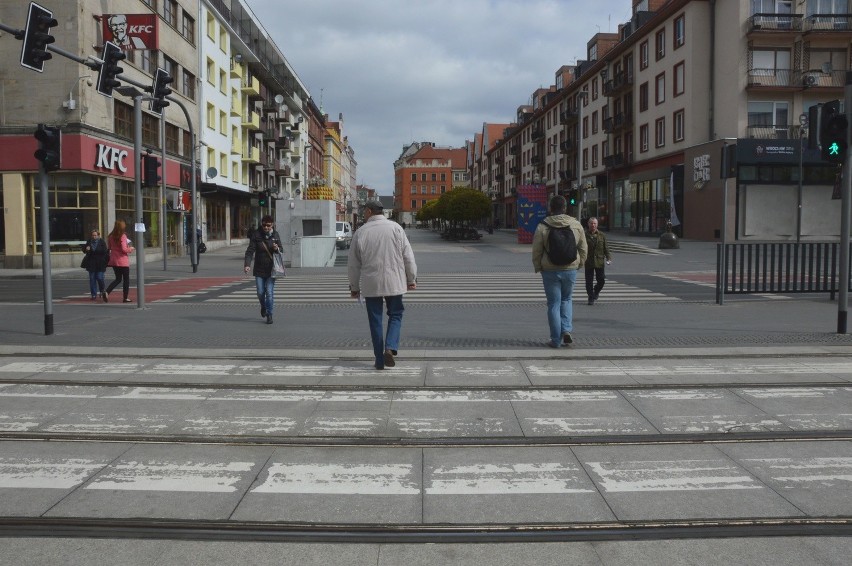 To przejście ma dwa miesiące, a pasy już starte