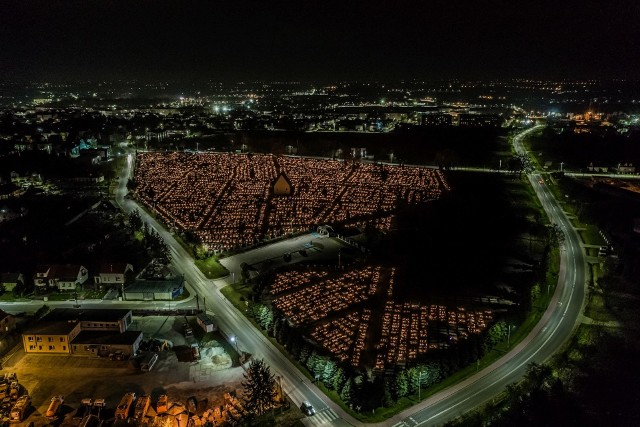 W piątek w dniu Wszystkich Świętych tysiące ludzi przyszło na cmentarz w Busku-Zdroju zapalić znicz i wspomnieć bliskich. Zobaczcie jak busku cmentarz prezentował się w piątek wieczorem na zdjęciach z drona Sławomira Rakowskiego