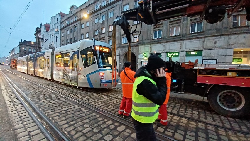 Wykoleił się tramwaj na ul. Piłsudskiego. Utrudnienia też na Sienkiewicza [ZDJĘCIA]