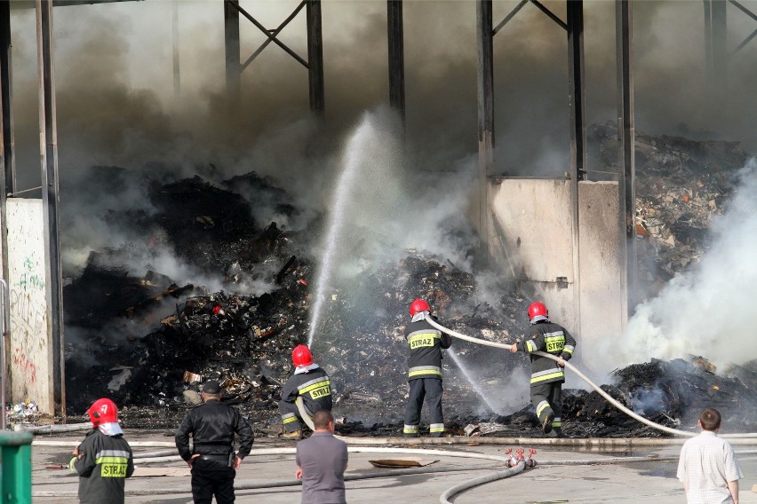 Duży pożar na zachodzie Wrocławia. 10 zastępów straży w akcji