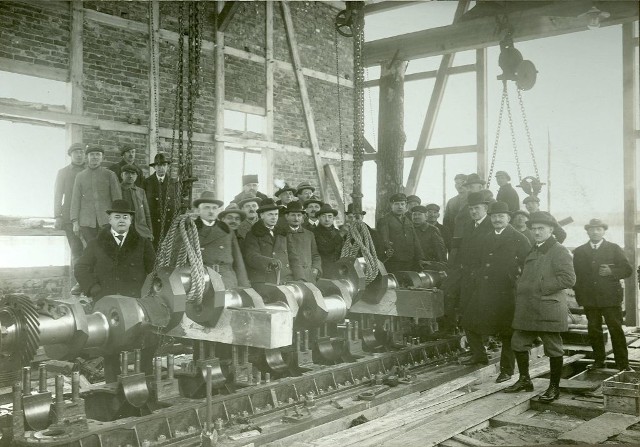 17 listopada 1927 r. Do prowizorycznego budynku na budowie przywieziono część turbiny Diesla. Planowano, że zacznie działać na początku 1928 r. Kto wizytował wówczas budowę?