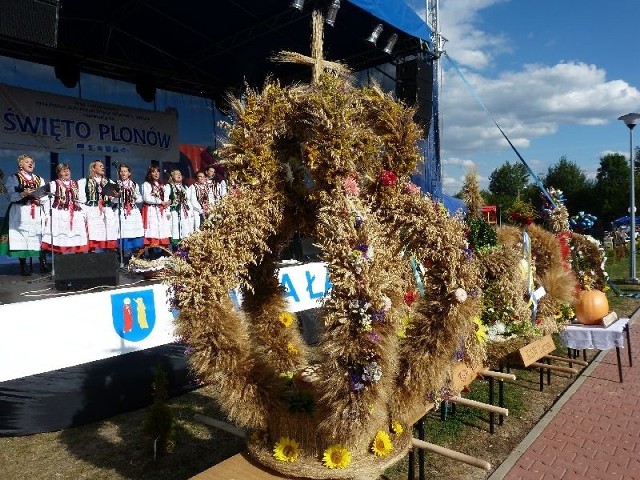 Najpiękniejszy wieniec dożynkowy w gminie Łącznej to ten z Osełkowa. Na scenie panie z koła gospodyń wiejskich, które go wykonały.