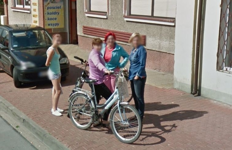 W programie Google Street View automatycznie zamazywane są...