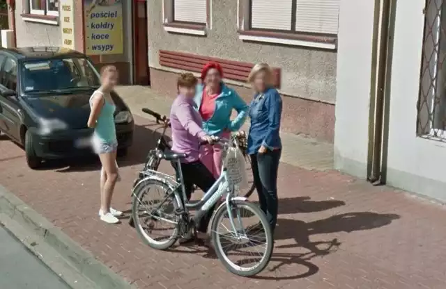 W programie Google Street View automatycznie zamazywane są ludzkie twarze i tablice rejestracyjne samochod&oacute;w, ale na zdjęciach można rozpoznać siebie lub kogoś znajomego po charakterystycznej sylwetce, ubraniu lub miejscu. A może to ciebie upolowała kamera Google'a - na spacerze z psem, w czasie zakup&oacute;w lub podczas rowerowej przejażdżki po Jedlińsku? Zobacz kolejne zdjęcia &gt;&gt;&gt;