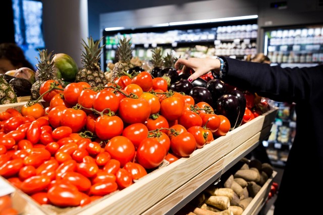 Wobec Auchana i Carrefoura prezes Urzędu Ochrony Konkurencji i Konsumentów wszczął dwa postępowania wyjaśniające. - Czy spółki Carrefour i Auchan Polska wykorzystują swoją przewagę kontraktową wobec dostawców produktów rolno-spożywczych? - pyta się UOKiK.