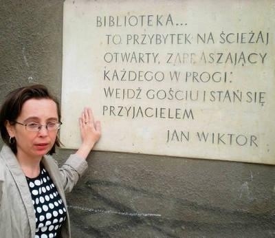 Marta Krupska, bibliotekarka z Bochni, prezentuje tablicę patrona Fot. Małgorzata Więcek-Cebula