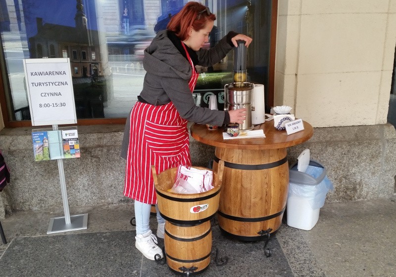 Na ulicy sprzedają wyciskany sok jabłkowy. Taka promocja Dolnego Śląska 