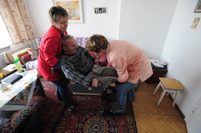 Pielęgniarki Caritas docierają do pacjentów w domach, by zapewnić chorym fachową pomoc medyczną i opiekuńczą oraz ułatwić dostęp do sprzętu rehabilitacyjnego. Na zdjęciu: pielęgniarki z najstarszej w diecezji opolskiej stacji - w Dobrzeniu Wielkim.