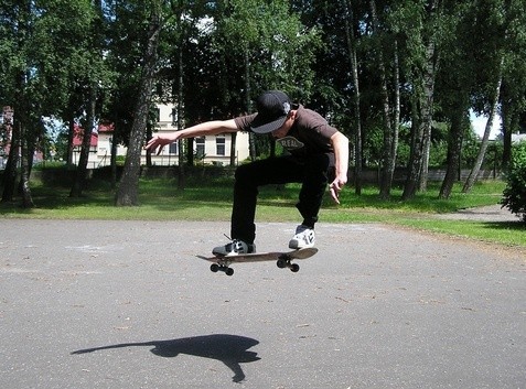 Bytowski skejter Krystian Kowalewski na placu przy ulicy Mierosławskiego, gdzie miał być wybudowany skatepark.