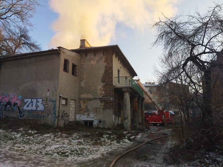 Palił się zabytkowy dworek przy ul. Wesołej w Lublinie. Na miejscu pracowało dziesięć zastępów straży pożarnej