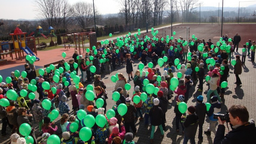 300 zielonych baloników na powitanie wiosny w Strzyżowicach [ZDJĘCIA]