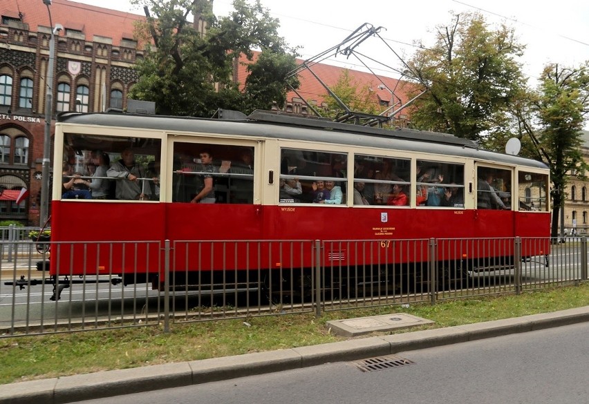 Zabytkowy tramwaj kursuje na turystycznej trasie w Szczecinie