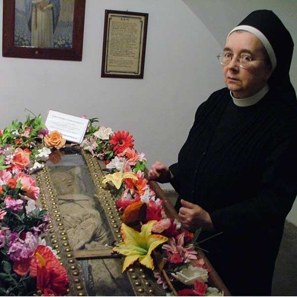 Siostra Bernadetta od 47 lat zagląda do krypty Teresy...