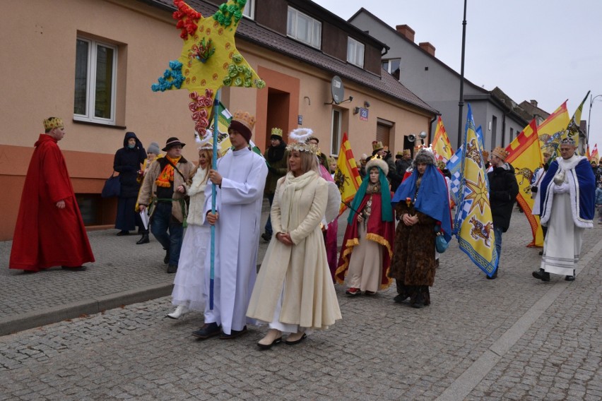 Bardzo kolorowy Orszak Trzech Króli przeszedł ulicami Lipna. Jakże było radośnie! 