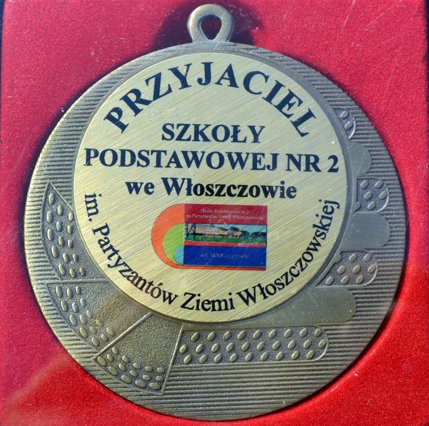 Uczniowie włoszczowskiej "dwójki" przekazali boisko mieszkańcom