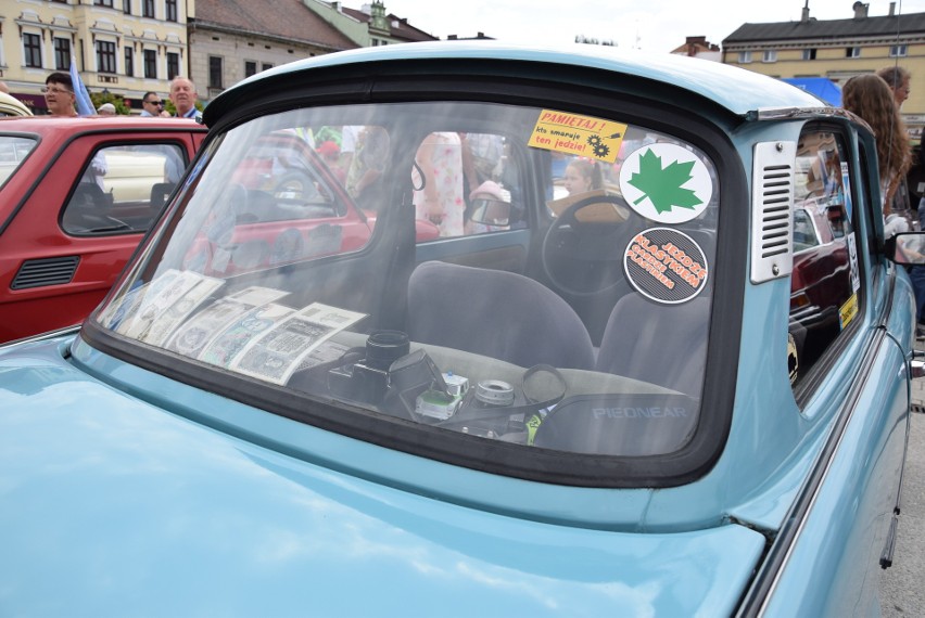 Perełki motoryzacji na oświęcimskim rynku - trudno było oderwać wzrok od zabytkowych samochodów [ZDJĘCIA]