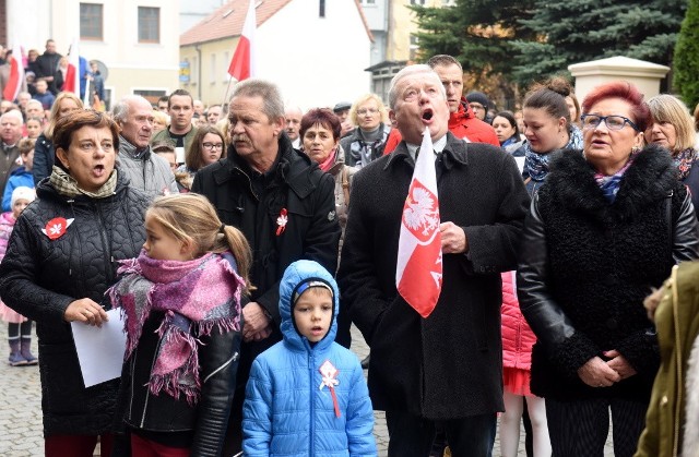 Wspólne śpiewanie hymnu Polski w Zielonej Górze.