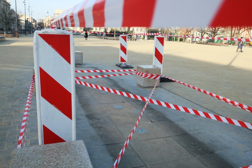 Fontanna na placu Litewskim znowu uszkodzona. Straż miejska ustala okoliczności zdarzenia. Zobacz zdjęcia