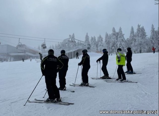 Policjanci z powiatu kłodzkiego rozpoczęli sezon zimowy w patrolach narciarskich